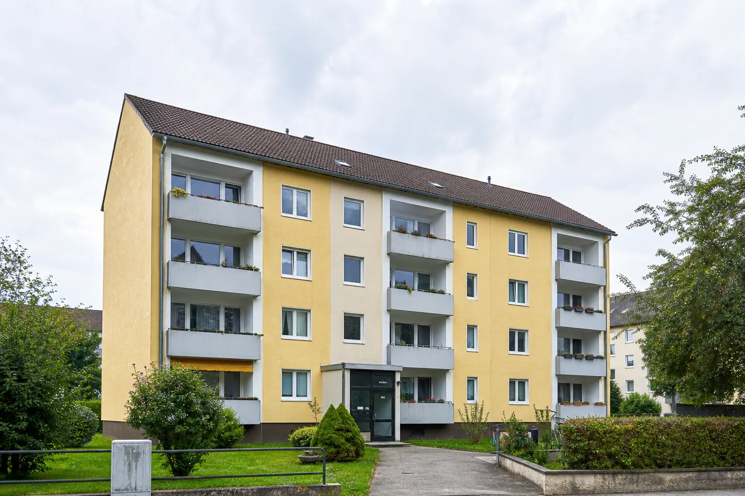 Vollständig sichtbares österreichisches Mehrparteienhaus mit gemeinsamem Eingang